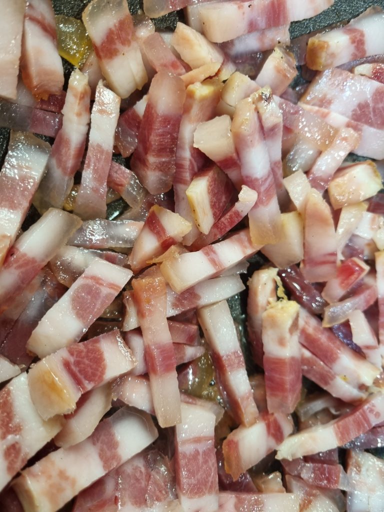 IMMAGINE DEL GUANCIALE TAGLIATO A LISTARELLE