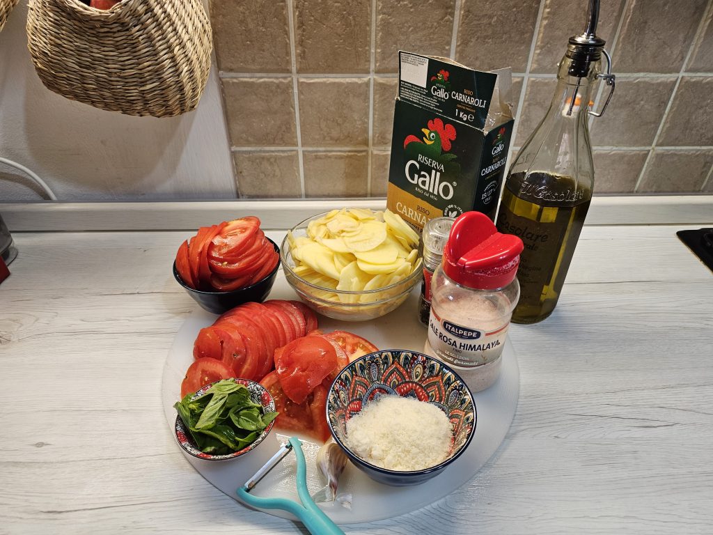 IMMAGINE DEGLI INGREDIENTI DEI POMODORI CON IL RISO SCOMPOSTI