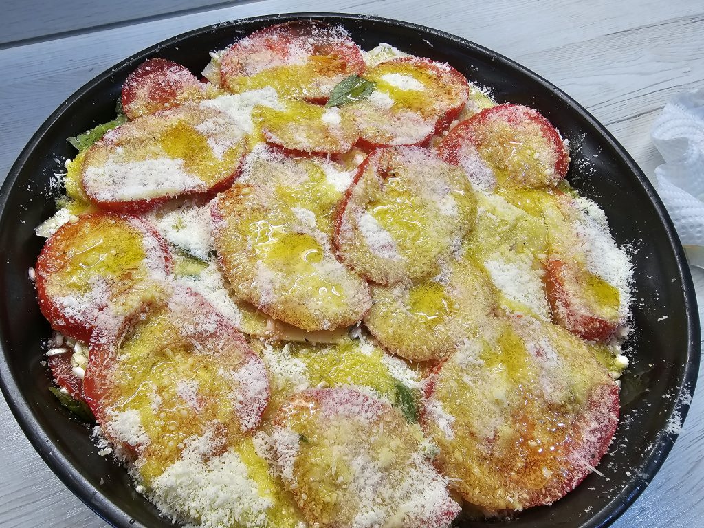 IMMAGINE DELLA PREPARAZIONE COMPLETATA, PRIMA DI ESSERE INFORNATA, DEI NOSTRI POMODORI CON IL RISO SCOMPOSTI
