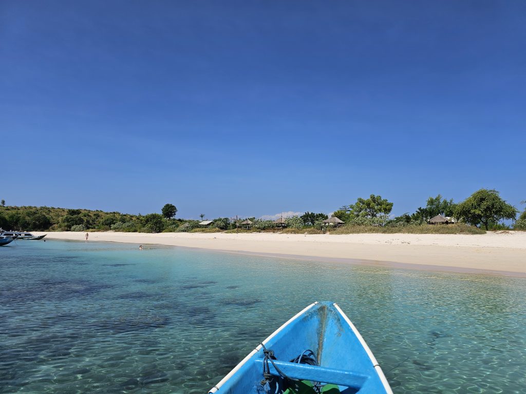 IMMAGINE DELLA SPIAGGIA PINK 2 VISTA DA UNA BARCA